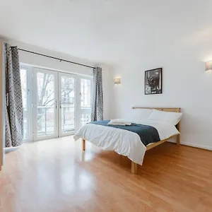 Up To 4 People, In A Share House Next To Bridge London